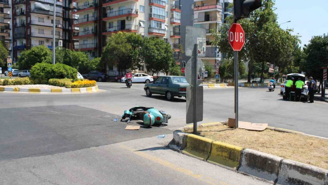 Otomobille çarpışan motosikletteki iki kişi yaralandı