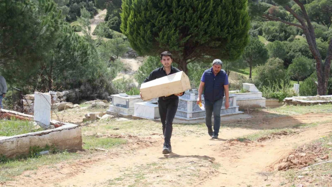 Öz babaları tarafından öldürülen bebekler aynı tabutta taşındı