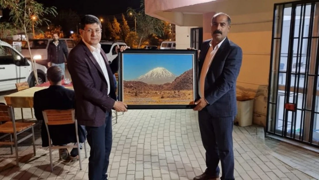 Özcan, 'Ağrı Dağı' fotoğrafını Karakaya'ya hediye etti