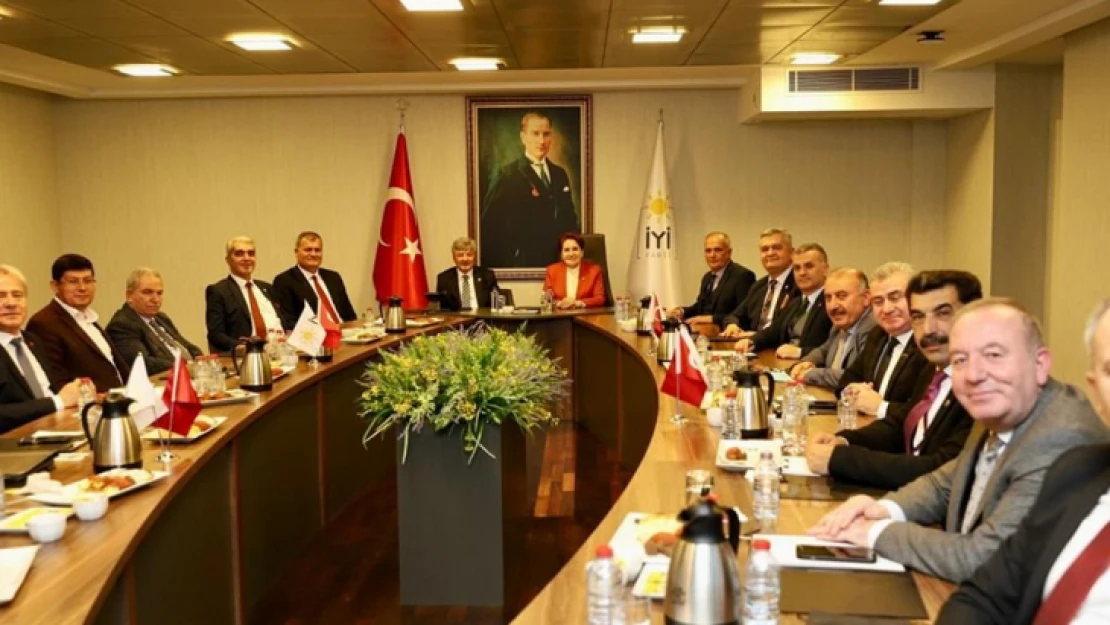 Özcan, Akşener'in toplantısına katıldı