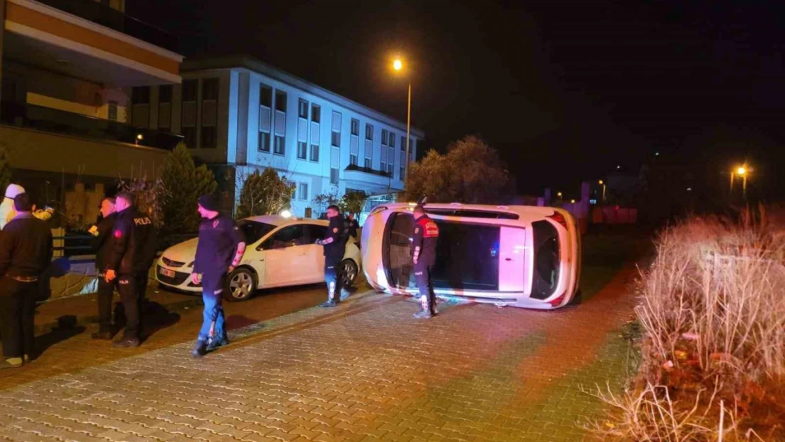 Park etmek isterken otomobili devirdi