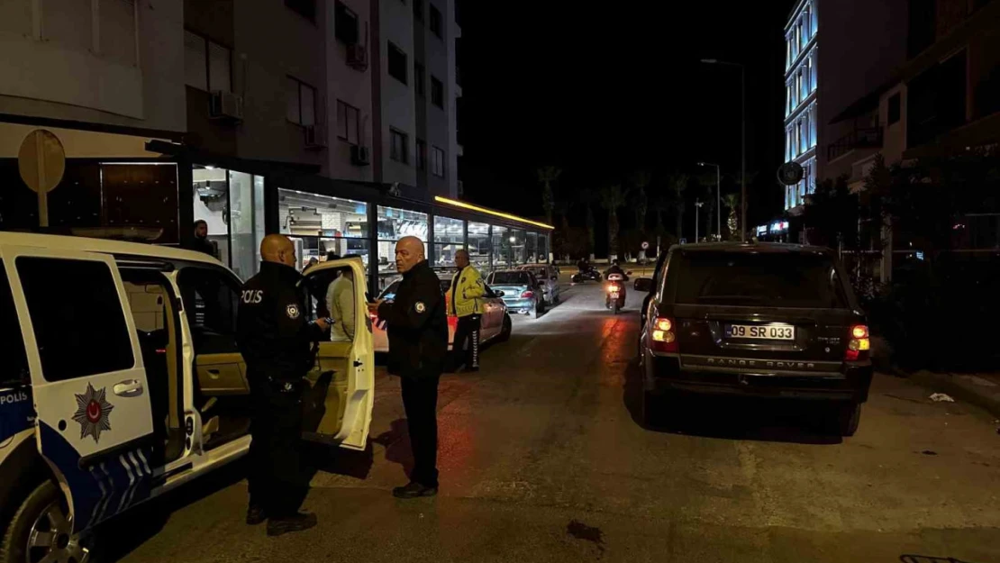 Park halindeki otomobile çarpan sürücü polislere zor anlar yaşattı