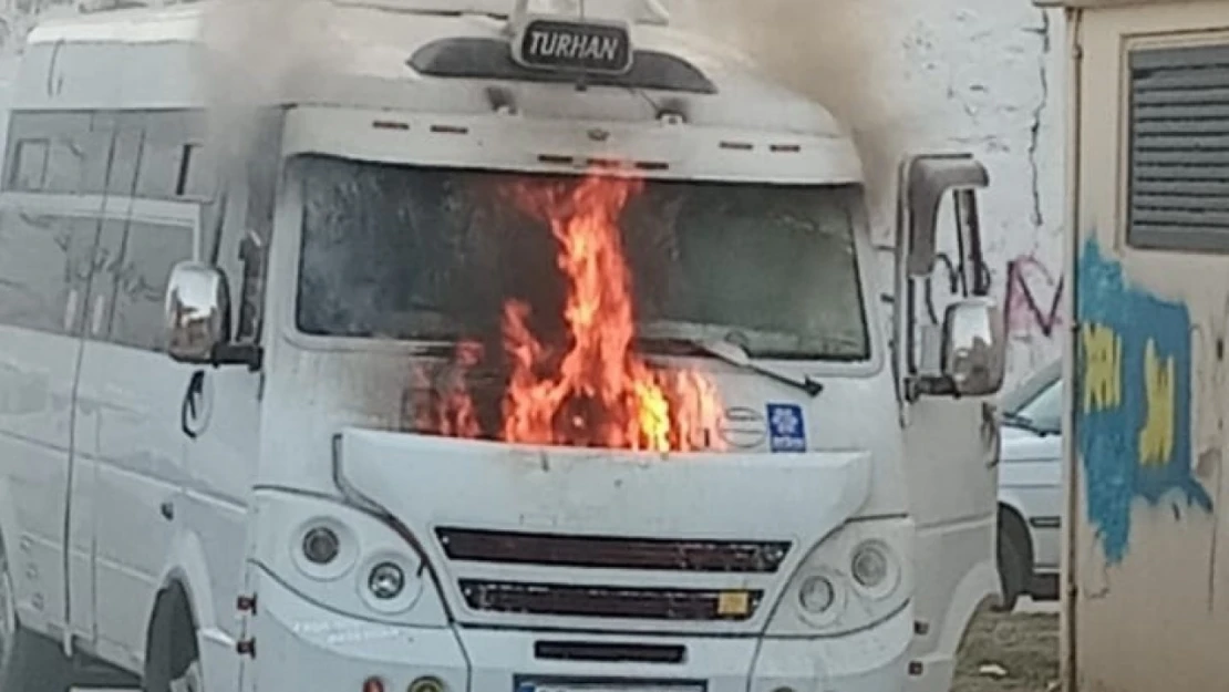 Park halindeki servis minibüsünde yangın çıktı