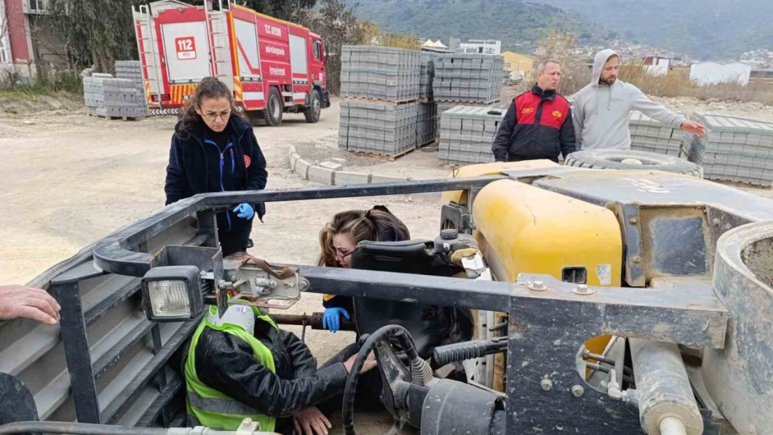 Parke taşı taşıyan forklift devrildi: 1 yaralı