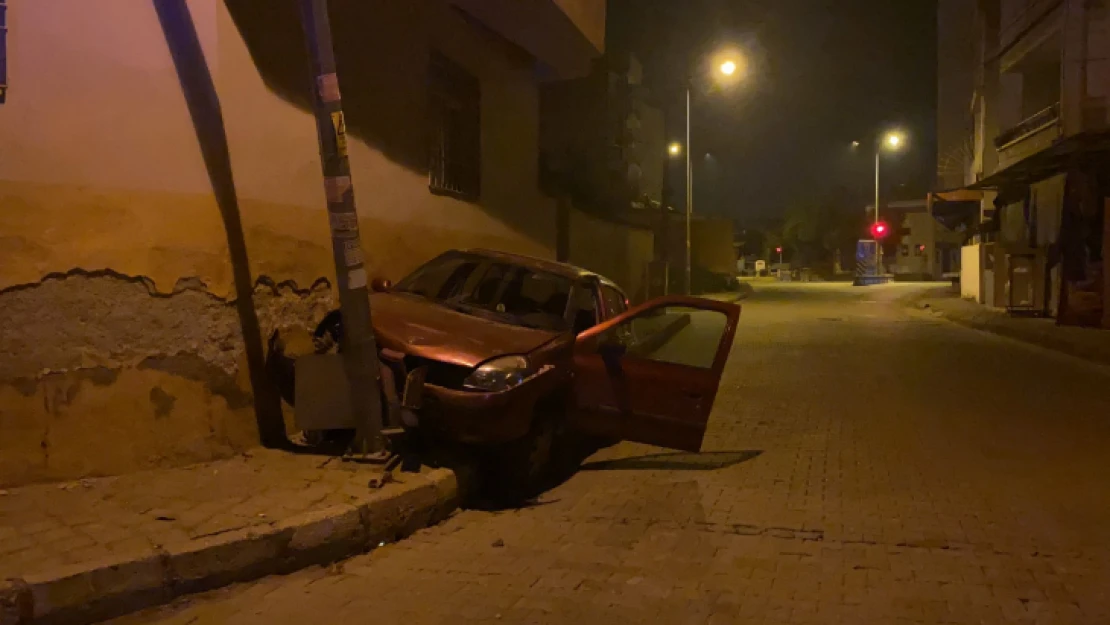 Polisi görünce çaldığı otomobille kaza yaptı