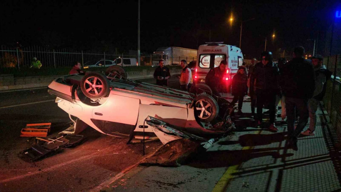 Refüjdeki direği deviren otomobil ters döndü: 1 yaralı