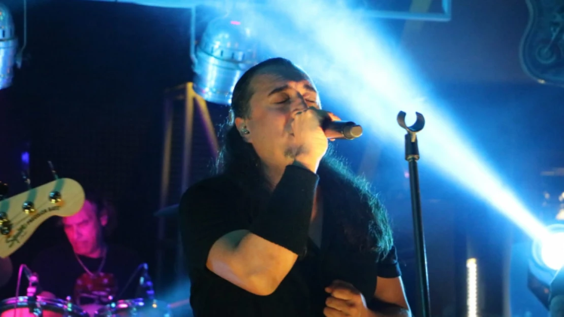 Rock sevenler Sanlısoy'la coştu