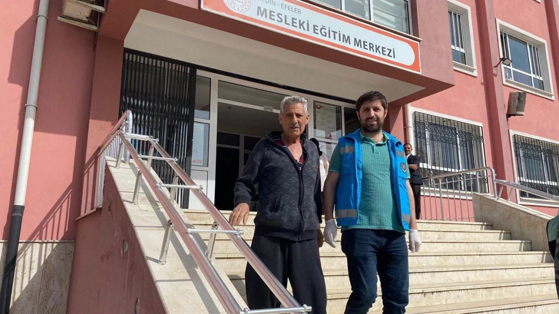 Sağlık personelleri, hasta vatandaşların oy kullanmaları için seferber oldu