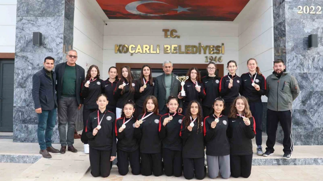 Şampiyon voleybolcular sevinçlerini Başkan Kaplan'la paylaştı