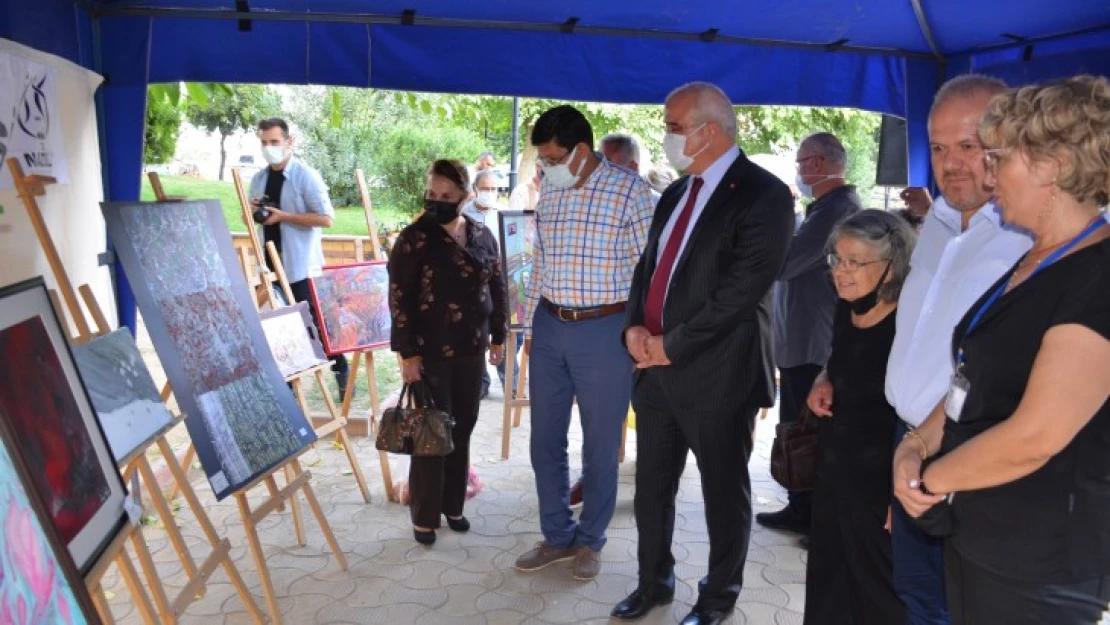 Serginin geliri sel ve yangın mağdurlarına gidecek