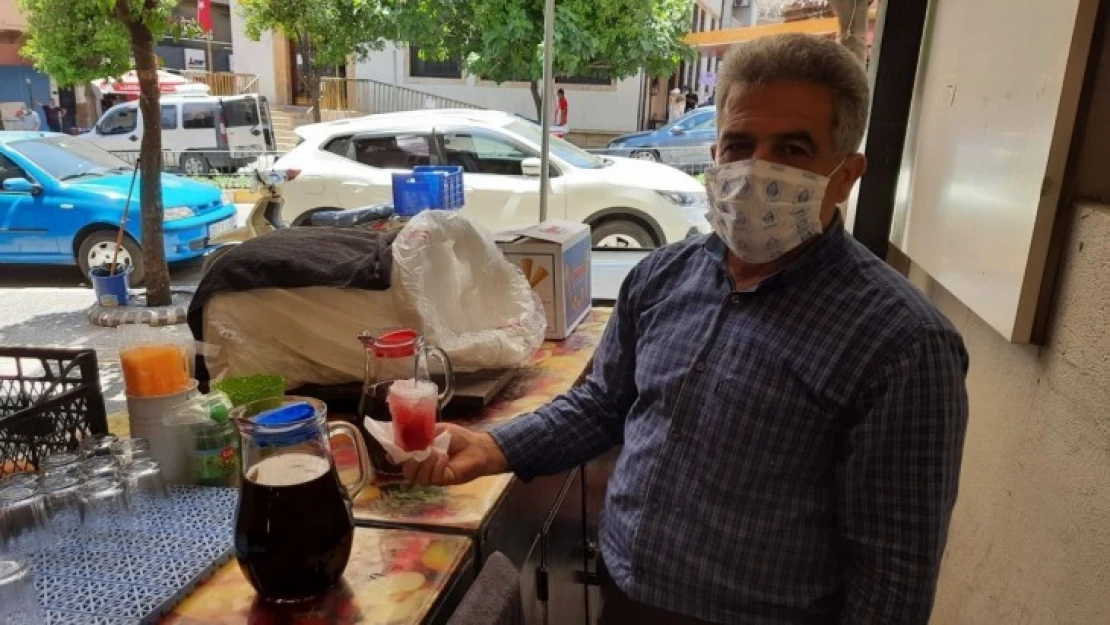 Sıcaktan bunalan, kar helvasıyla serinliyor