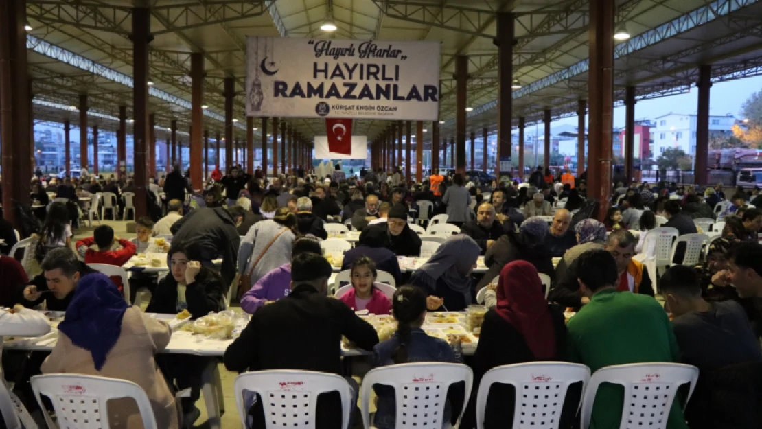 Şirinevler'de yüzlerce kişi orucunu birlikte açtı