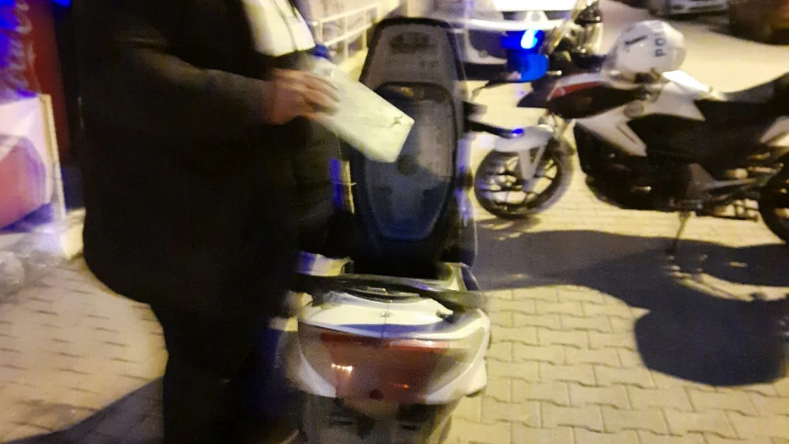 Sokağa çıkma yasağında alkol servisi yaparken yakalandı!