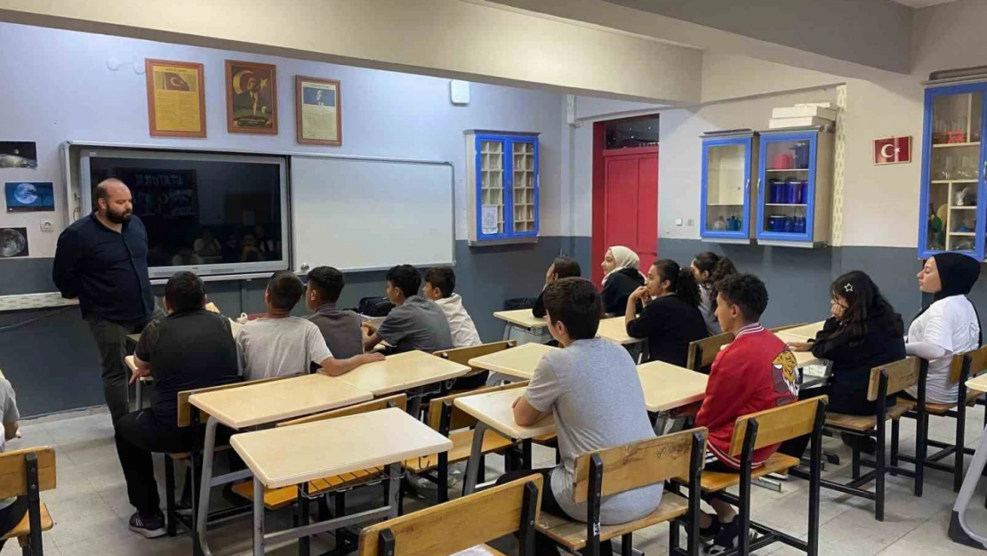 Söke Belediyesi sınavlar öncesi öğrencilerin yanında