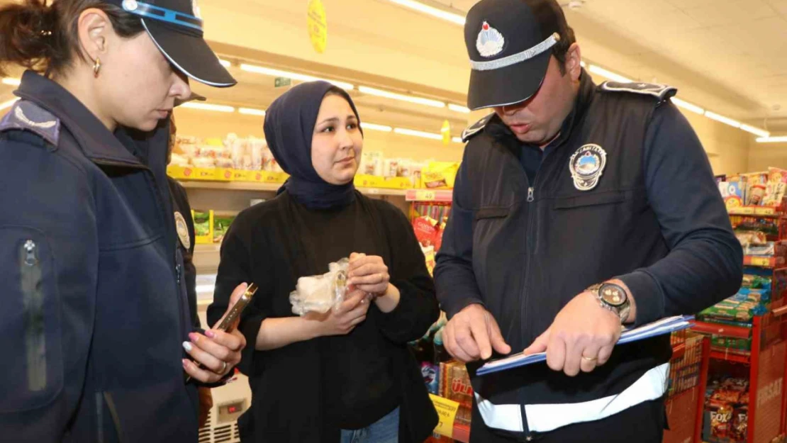 Söke Belediyesi zabıta ekiplerinden marketlerde denetim