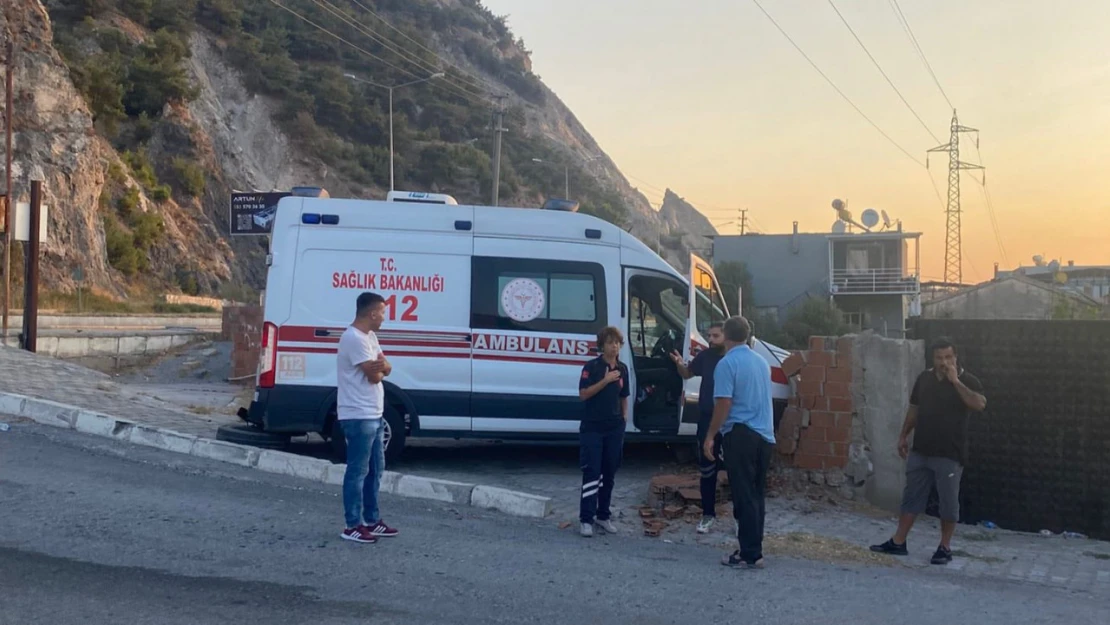 Söke'de ambulans ile cip çarpıştı