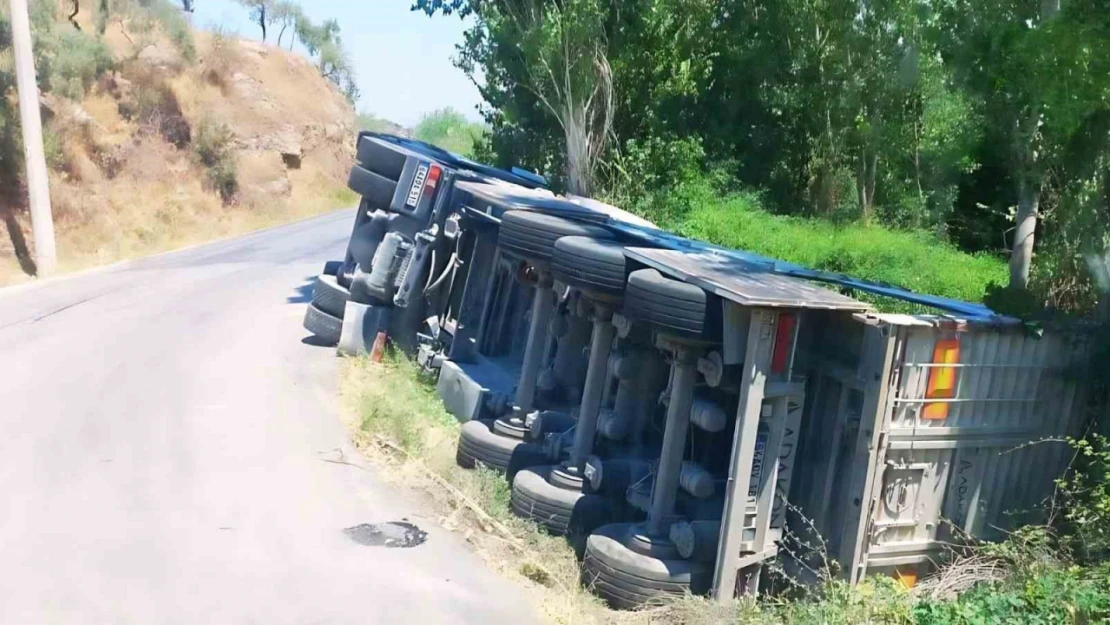 Söke'de tır şarampole devrildi