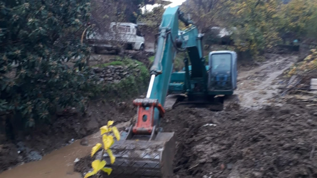 Sultanhisar'da çay yatağı temizleniyor