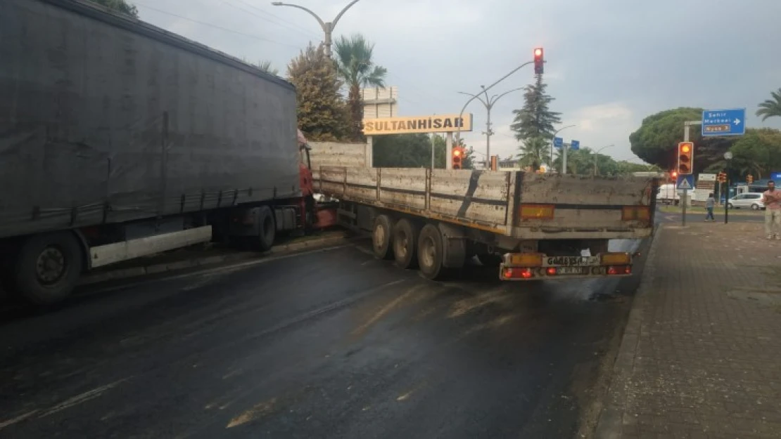 Sultanhisar'da iki TIR kafa kafaya çarpıştı