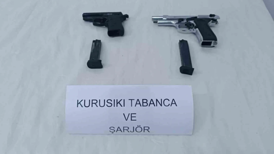 Şüphe üzerine durduruldu, kurusıkı tabancalarla yakalandı