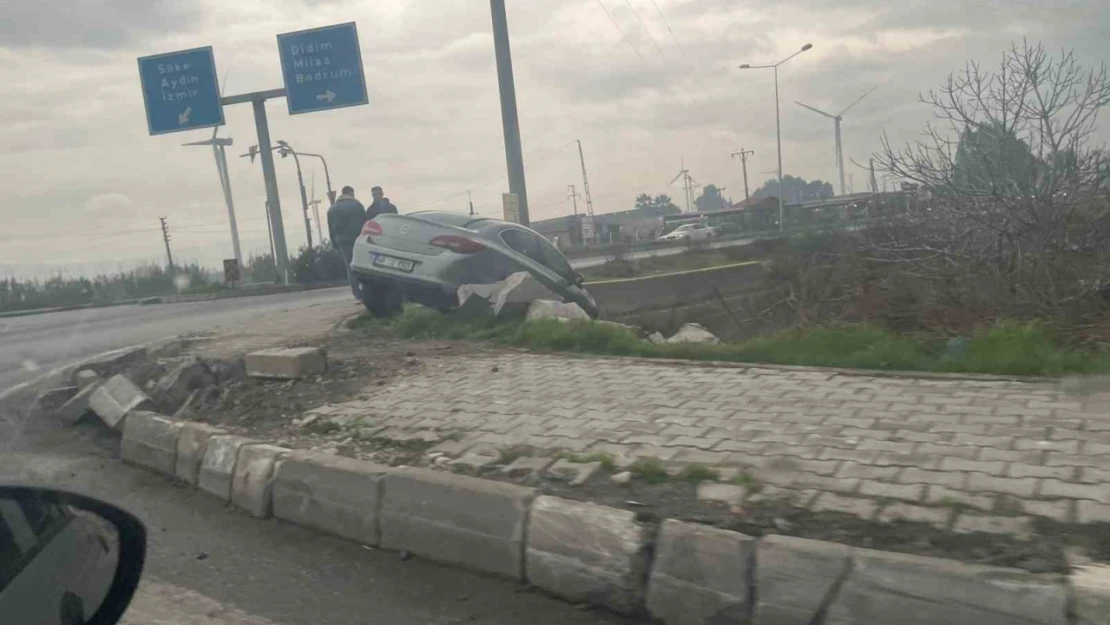 Sürücüsünün direksiyon hakimiyetini kaybettiği otomobil yoldan çıktı: O anlar kamerada