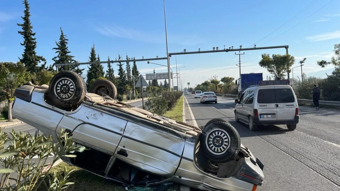 Takla atan otomobildeki iki kişi yaralandı