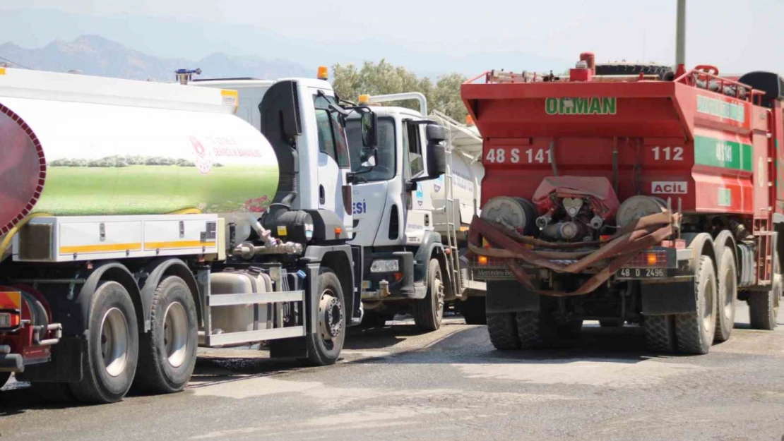 Tam mesai yapan itfaiye ve orman araçlarına tankerlerle su takviyesi yapılıyor