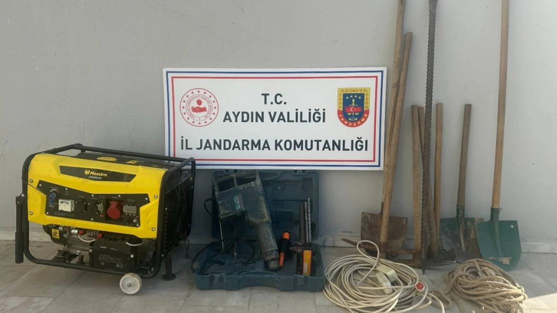 Tarihi eser için açtıkları 3 metrelik çukurda yakalandılar