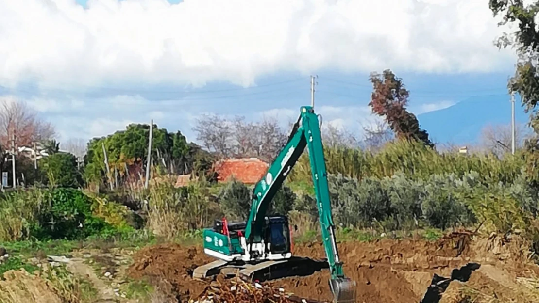 Tarihi taş köprüde DSİ tarafından yapılan temizlik çalışması memnun etmedi