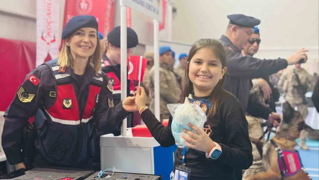 Teknoloji festivalinde öğrencilere siber suçlarla mücadele anlatıldı