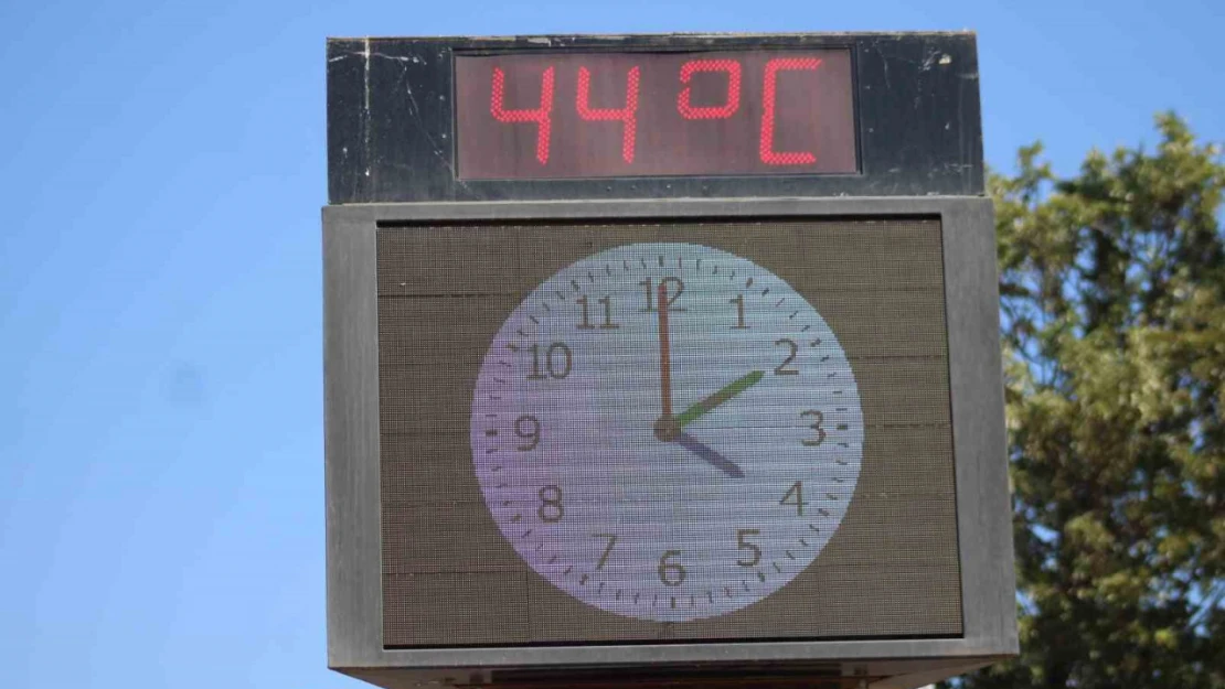 Termometre 44 dereceyi gösterdi, vatandaşlar sığınacak gölge aradı