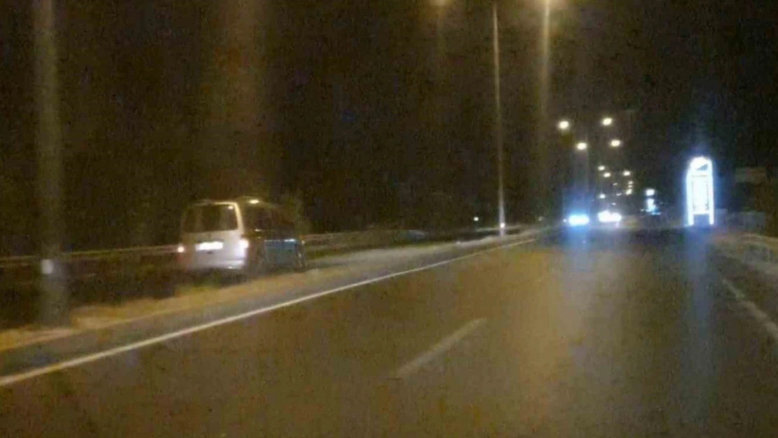 Ters şeritte 2 kilometre gitti, trafiği birbirine kattı