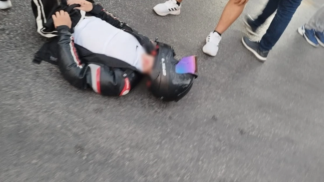 Ters yönden dönüş yapan araç motosikletle çarpıştı: 2 yaralı