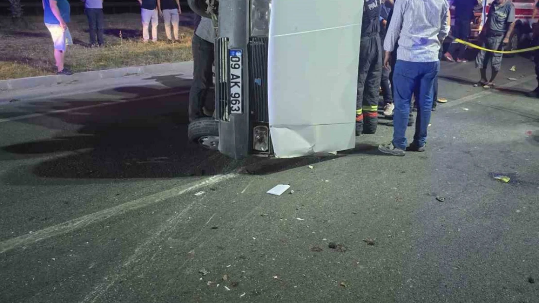 Ticari araç ile çarpışan otomobil yan yattı: 3 yaralı