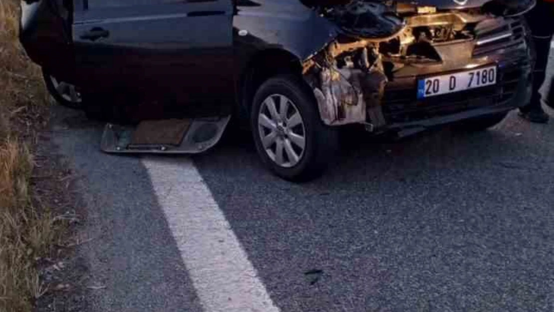 Tırın çarptığı otomobil hurdaya döndü: 1'i ağır 2 yaralı