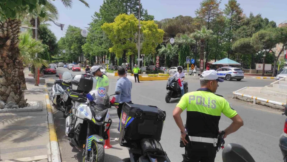 Trafik ekipleri emniyet kemerinin önemine dikkat çekti