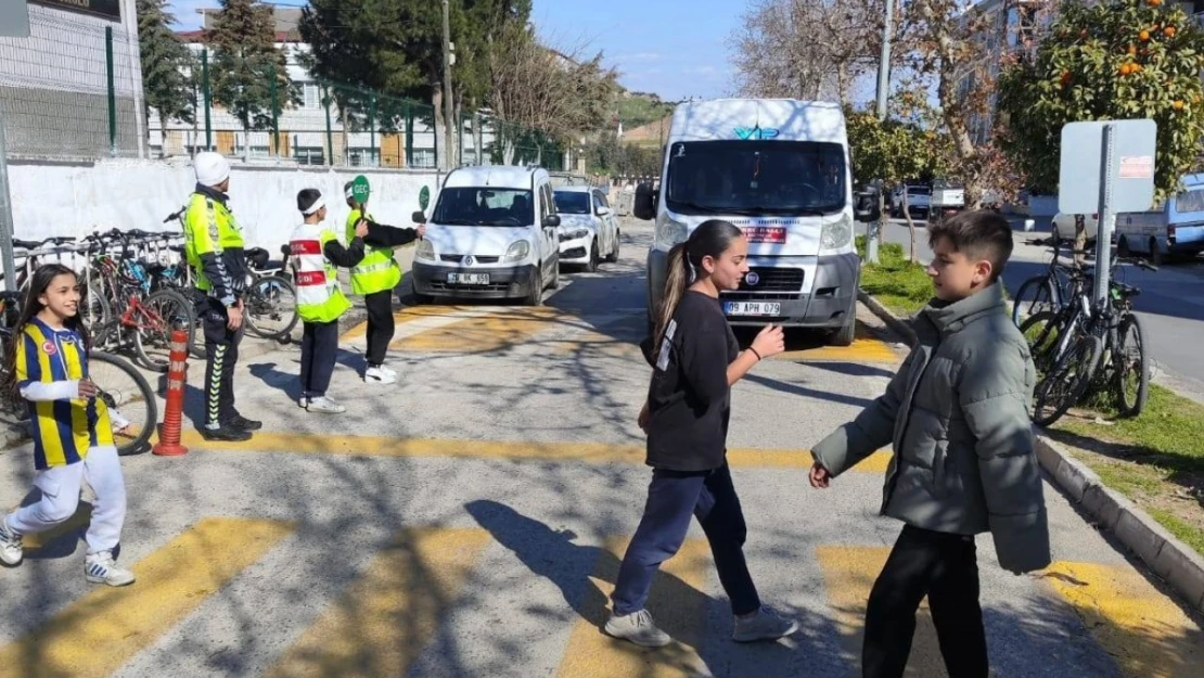 Trafik ekipleri, öğrenciler ile birlikte yaya önceliğine dikkat çekti