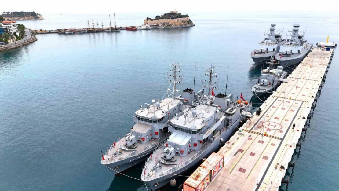 Türk Donanması'nın gururu olan savaş gemileri Kuşadası'nda