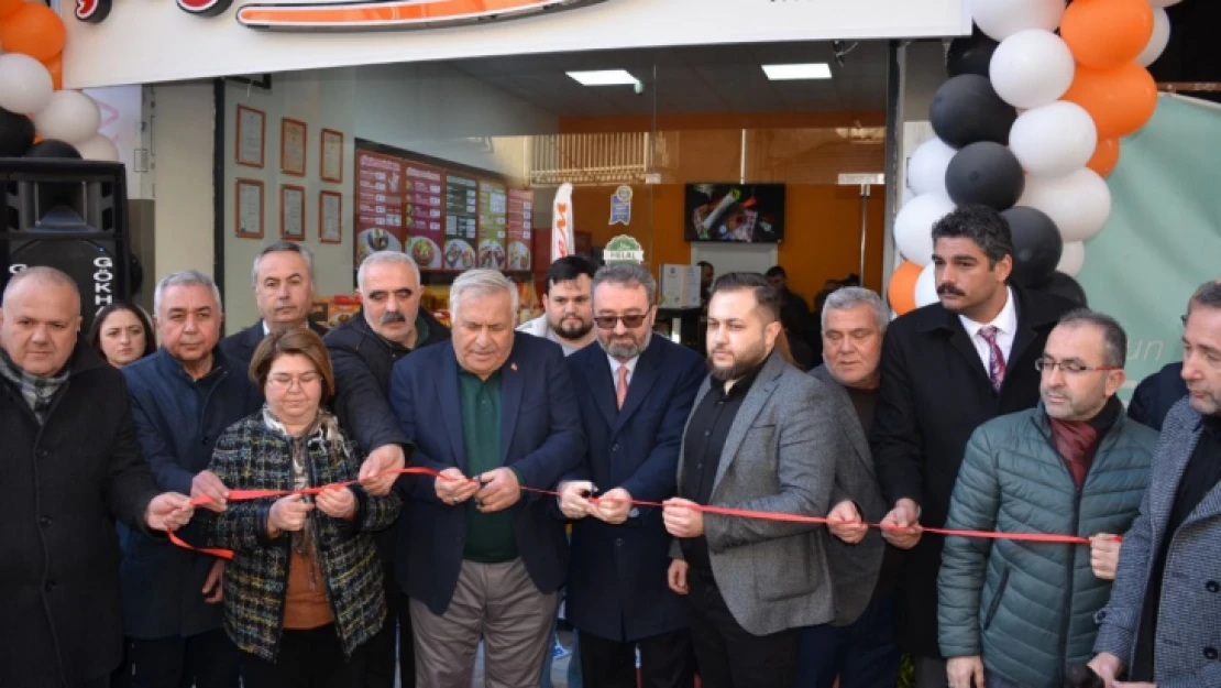 Uzun, açılış gelirini depremzedelere bağışladı