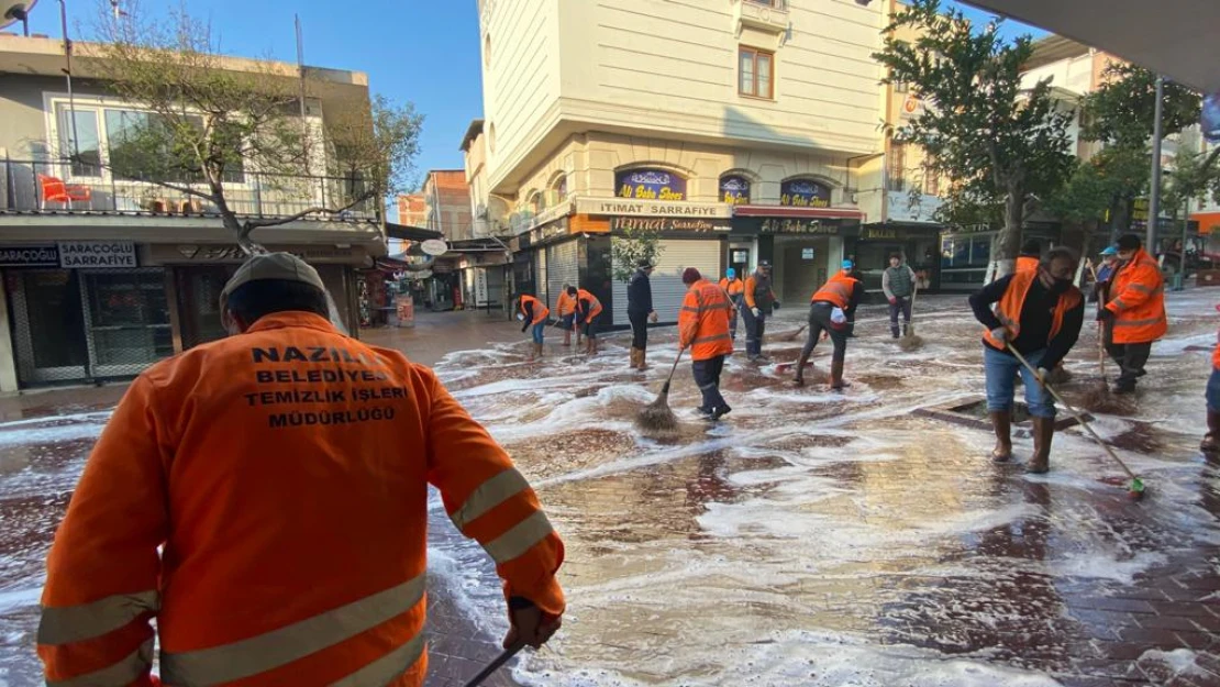 Uzun Çarşı köpüklü sabunla temizlendi