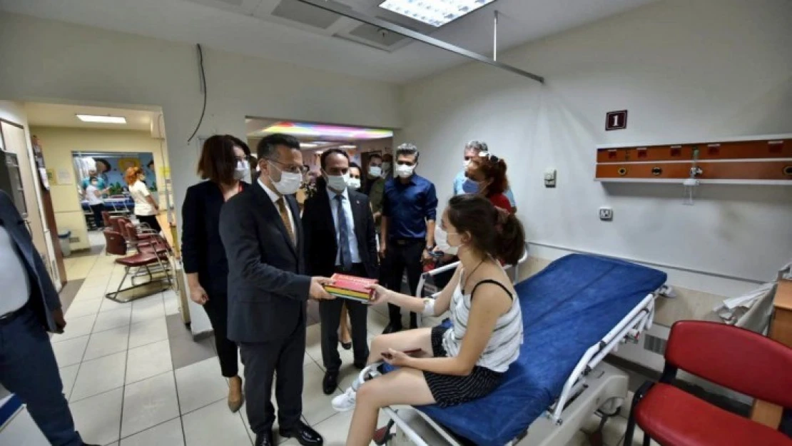 Vali Aksoy bayramda hasta çocukları unutmadı