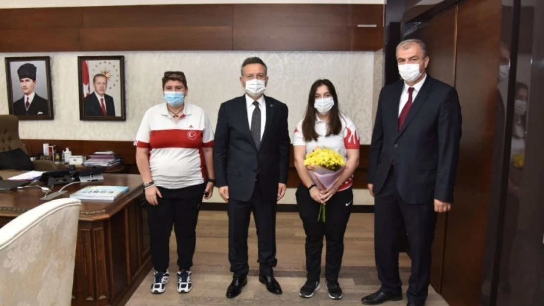 Vali Aksoy'dan Avrupa 6.'sı Burcu'ya tebrik