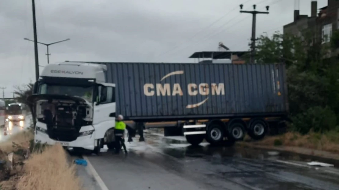 Yağış sonrası kayganlaşan yolda kontrolden çıkan tır yolu kapattı: 1 yaralı