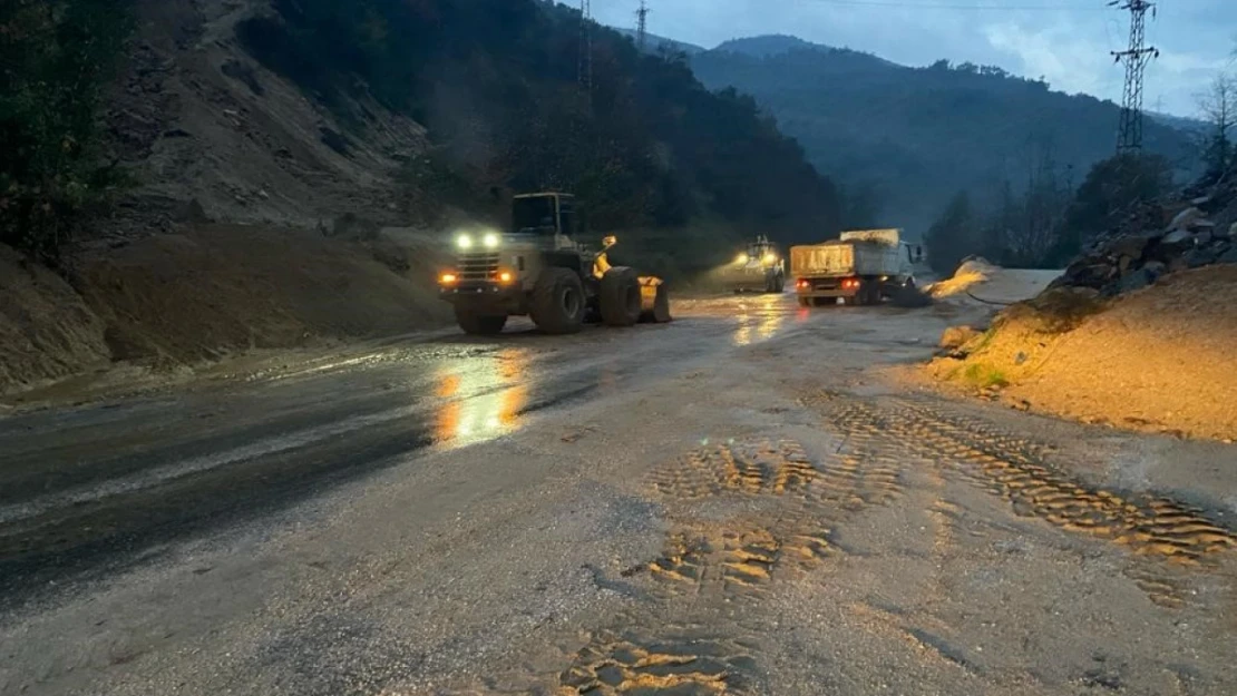 Yağmurdan kapanan yolu Büyükşehir ekipleri kısa sürede açtı