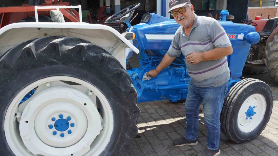 Yarım asırlık traktörüne gözü gibi bakıyor