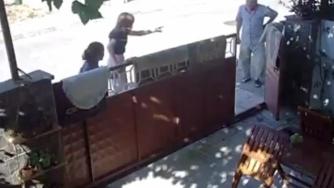 Yaşlı adam kadın komşusunu acımasızca yumrukladı