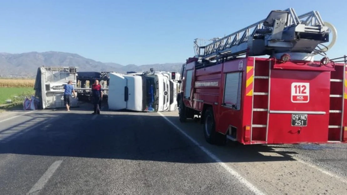 Yenipazar'da TIR devrildi