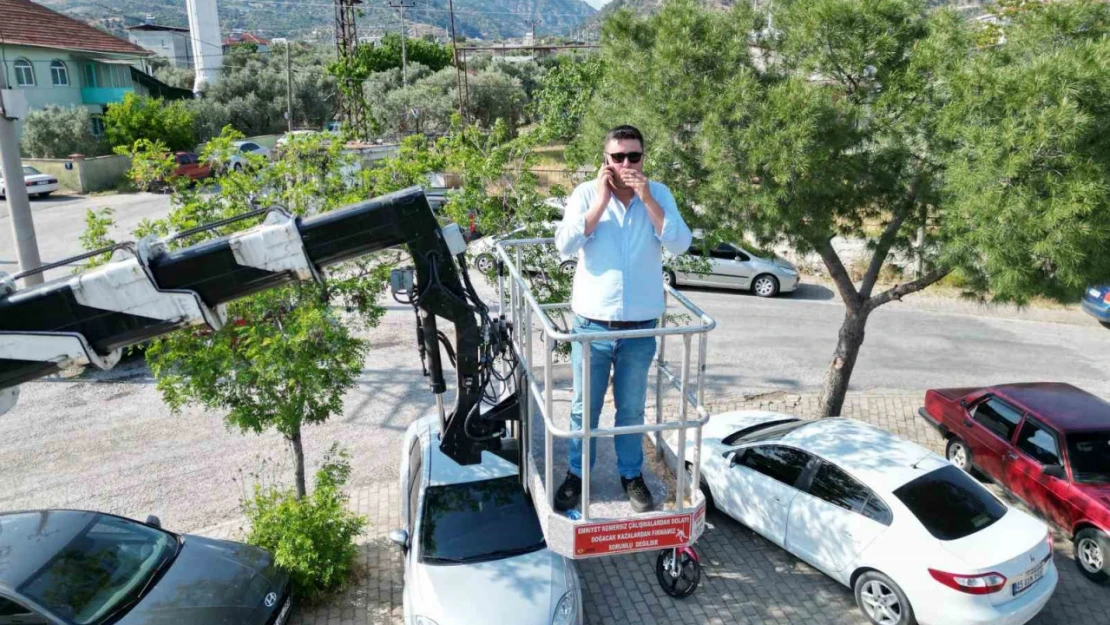 Yeşil sahalara girişi yasaklandı, vinç kiralayıp maçı izledi
