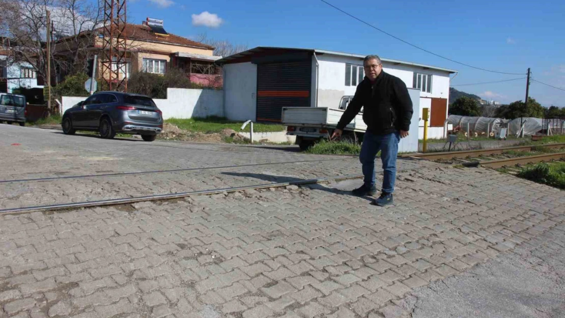 Yıllardır yapılmayan yol, hem çevre sakinleri hem sürücüleri korkutuyor