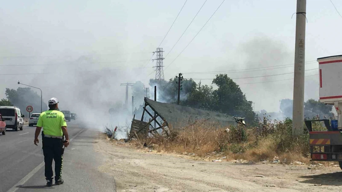 Yol kenarından başlayan yangın depolara sıçramadan söndürüldü